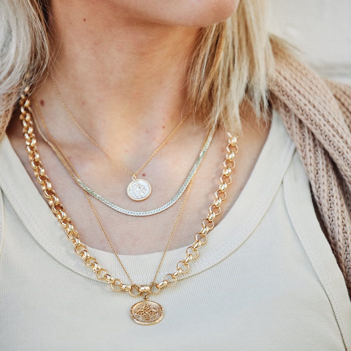Coin sanctuaire Gold Round Medallion Necklace Rosette